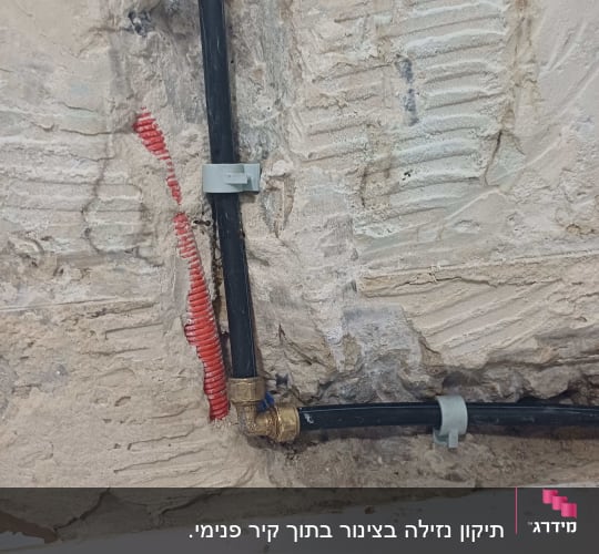 צנרת מים מותקנת בקיר עם חיבורים
